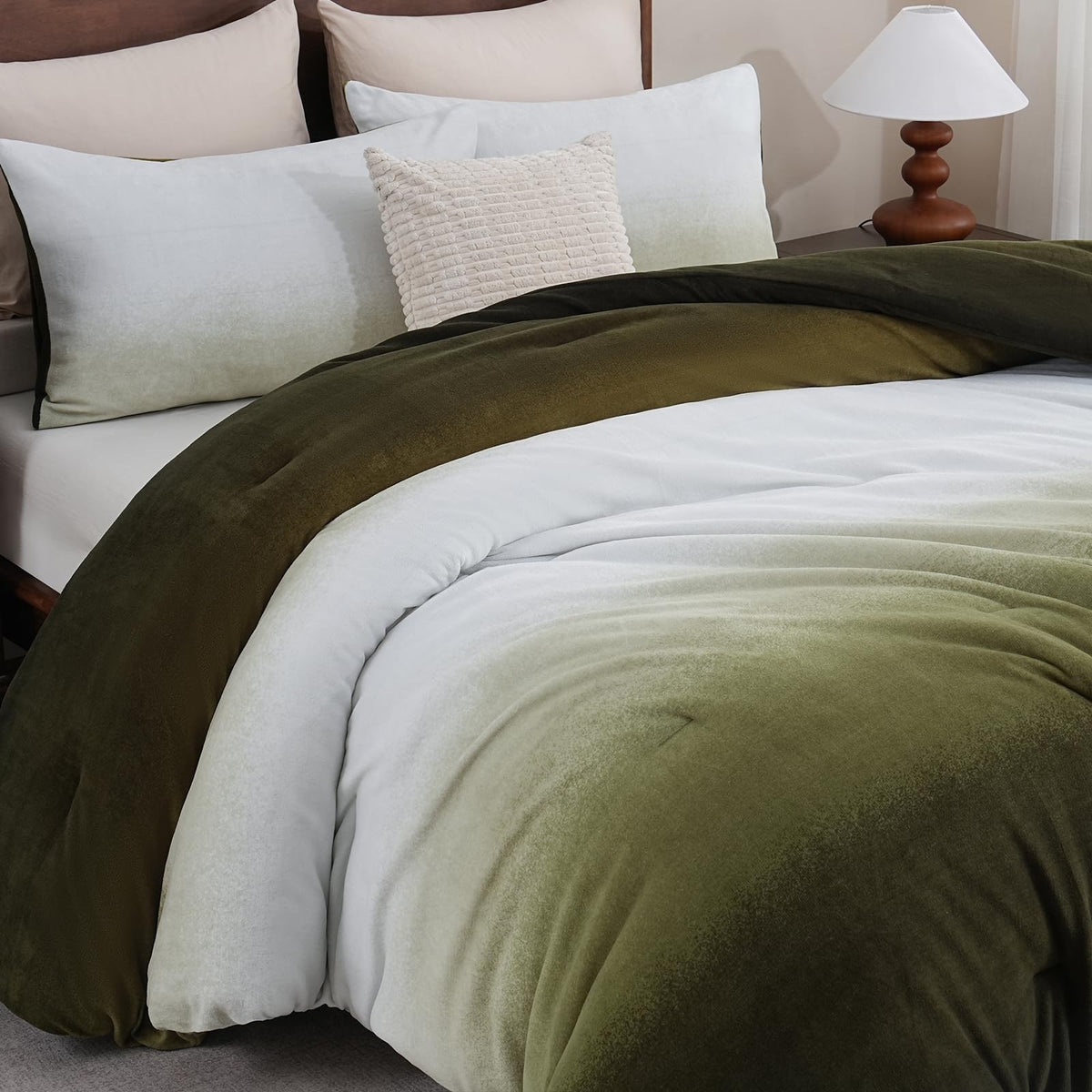 Bedbay Ombre Green Plush Fleece Comforter Set King Ultra Soft Velvety Bedding for Winter Thick Warm Cozy Gradient Quilt Set 3 Pcs All Season Fluffy Velvet King Bed Set with 2 Pillowcases