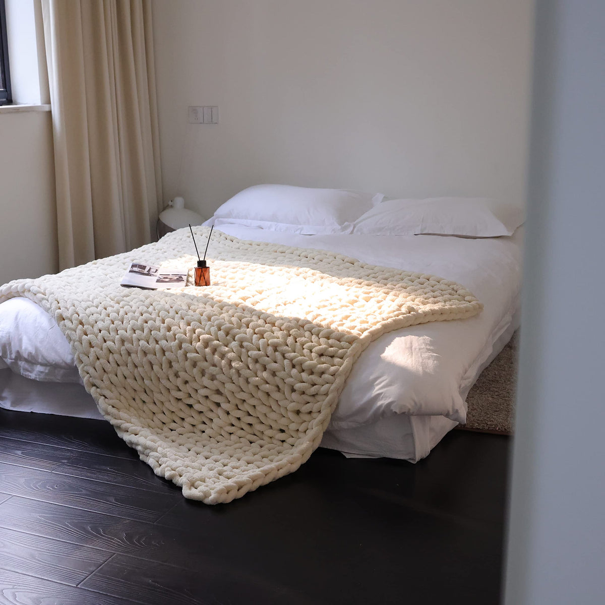 Maetoow Chenille Chunky Knit Blanket Throw (40×50 Inch), Handmade Warm & Cozy Blanket Couch, Bed, Home Decor, Soft Breathable Fleece Banket,Graduation Gifts, Cream