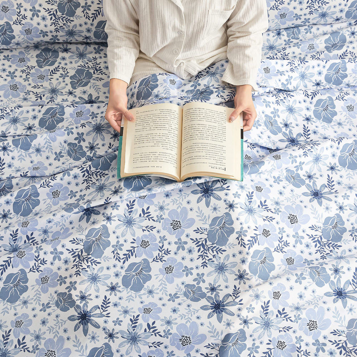 Mooreeke Full Size Sheets Set - 4 Piece Soft Breathable Microfiber Bed Sheet Set - Blue & White Flower Pattern Sheet Set Full - Deep Pocket Non-Slip Floral Fitted Sheet Included for All Season
