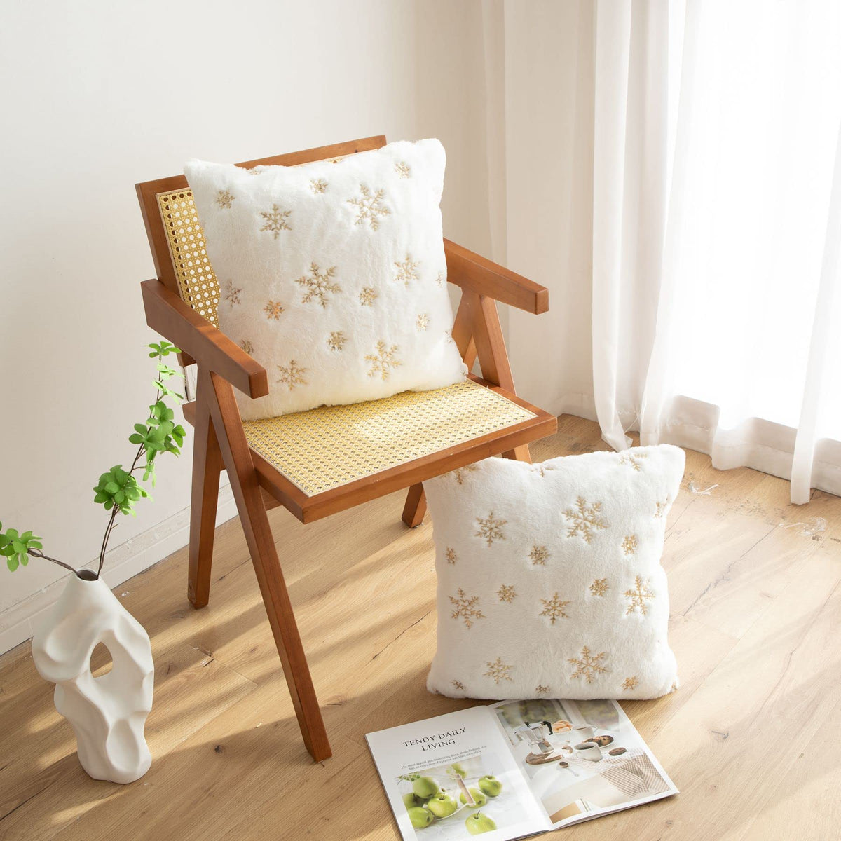LIGICKY Set of 2 Fluffy White Faux Fur Pillow Covers with Gold Sequin Snowflakes Throw Pillows Decorative Soft Furry Sparkling Square Cushion Cases for Sofa Bedroom Party Décor, 18 x 18 inch