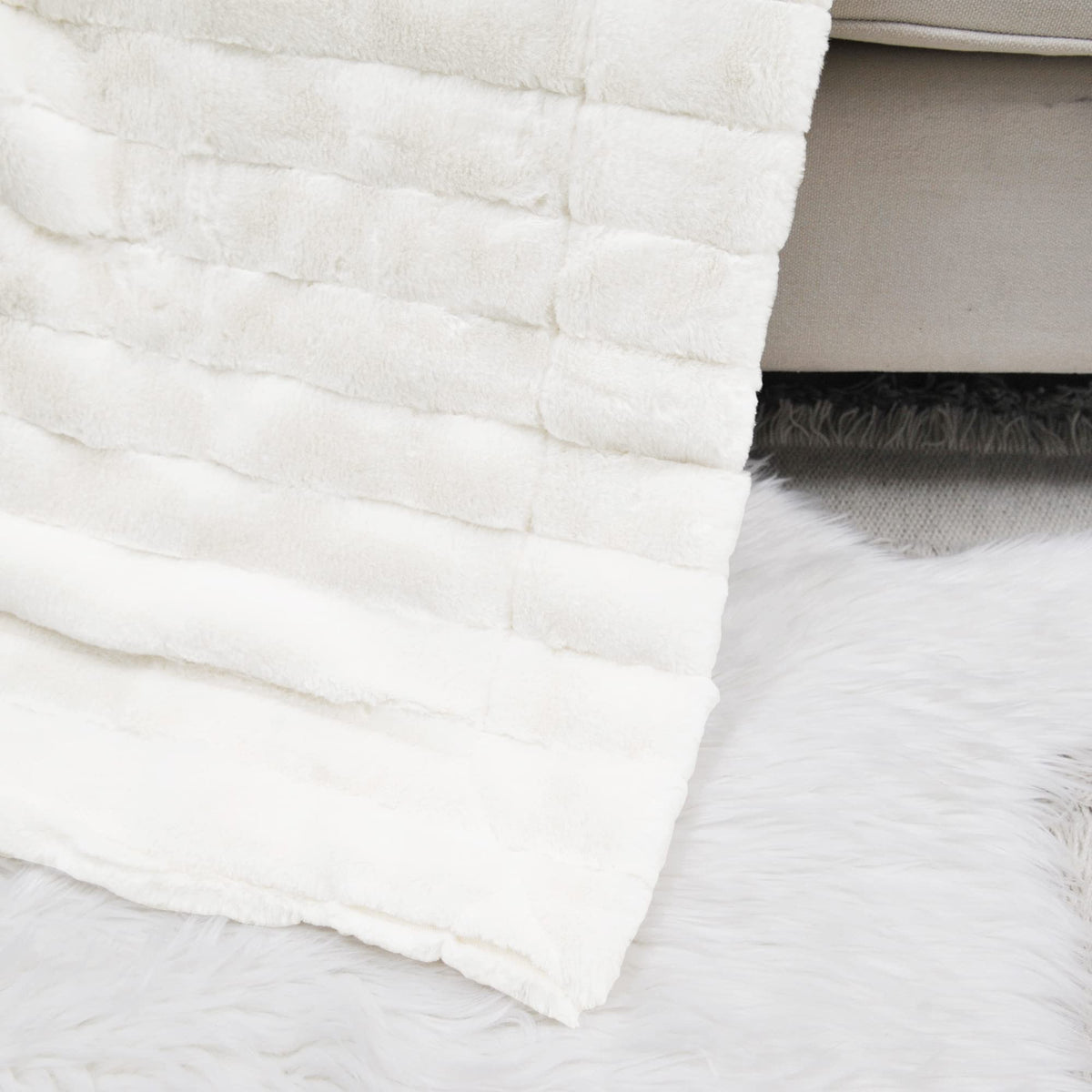 Home Soft Things Super Mink Faux Fur Throw, 50'' x 60'', Bright White, Luxurious Fluffy Cozy Elegant Throw with Sherpa Backing Fuzzy Blanket for Couch Living Room Bedroom Home Décor