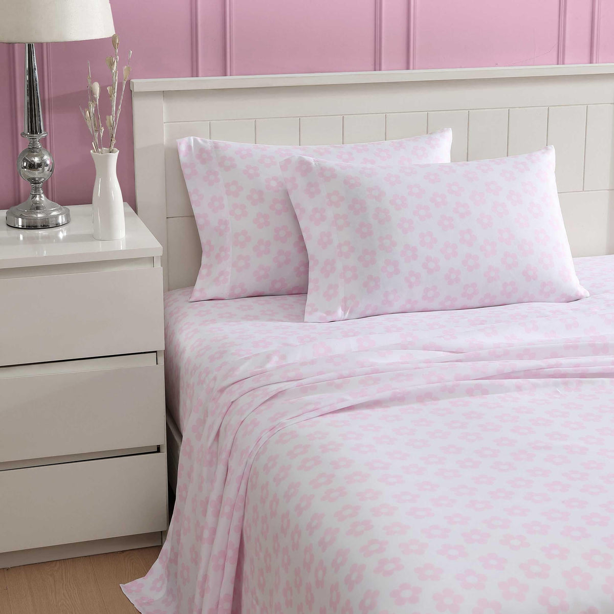 Betsey Johnson - Bed Sheets, 100% Silky Smooth Bedding with Matching Pillowcases, Stain & Wrinkle Resistant, Whimsical Inspired Home Essentials (Retro Daisy Pink, Queen)