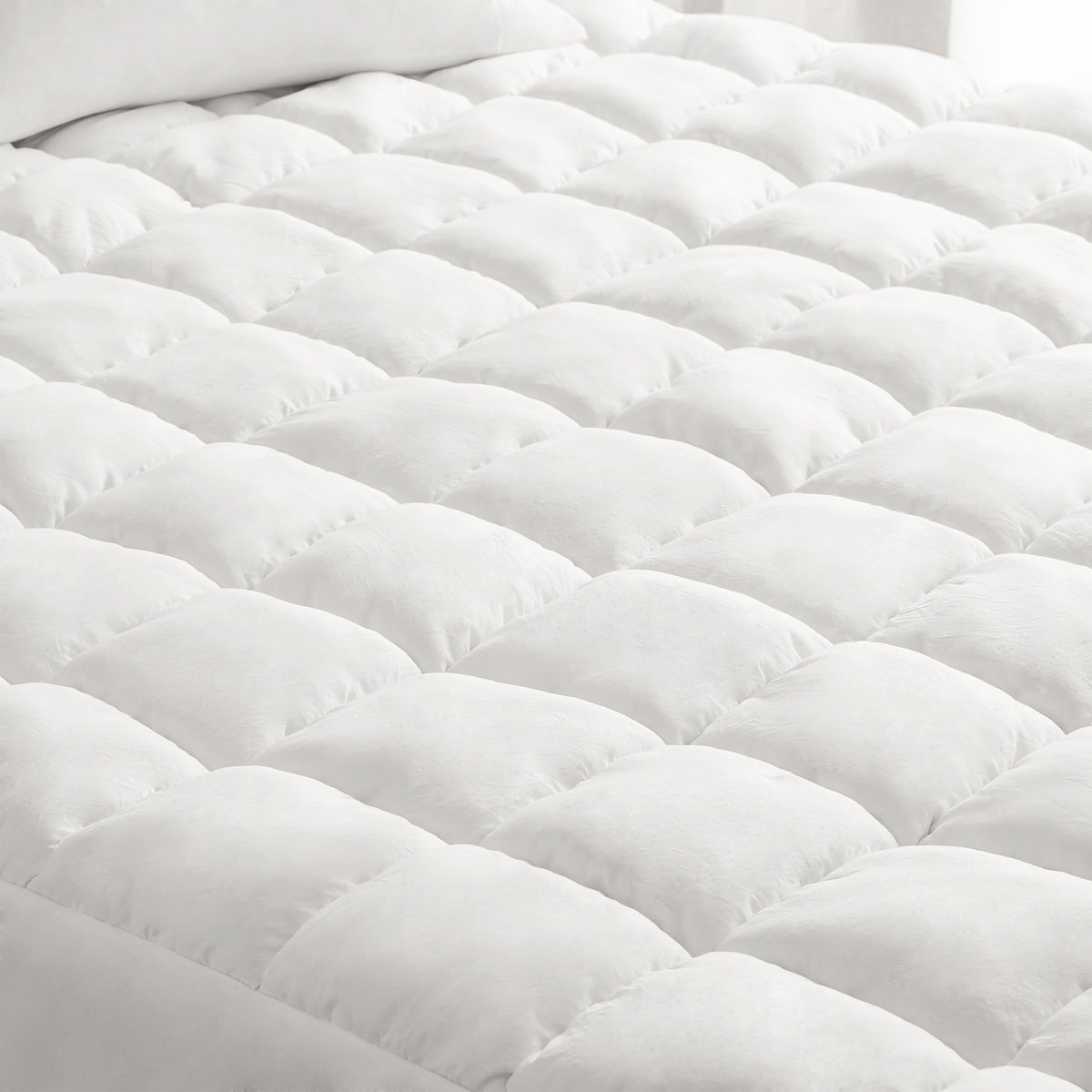 Intelligent Design Twin Mattress Pad, Overfilled High Density Down Alternative Fill, Extra Fluffy 3D Puff Mattress Topper Soft Microfiber Mattress Cover, Fitted Pocket Fits Up to 18", Full, White