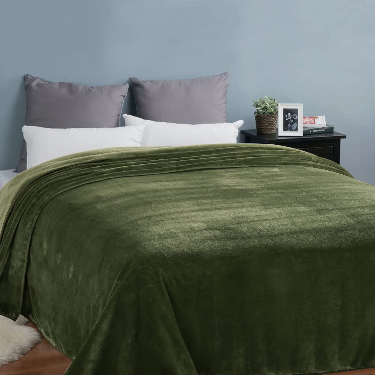 Soft Twin Size Blanket All Season Warm Fuzzy Microplush Lightweight Thermal Fleece Blankets for Couch Bed Sofa,66x90 Inches,Olive Green