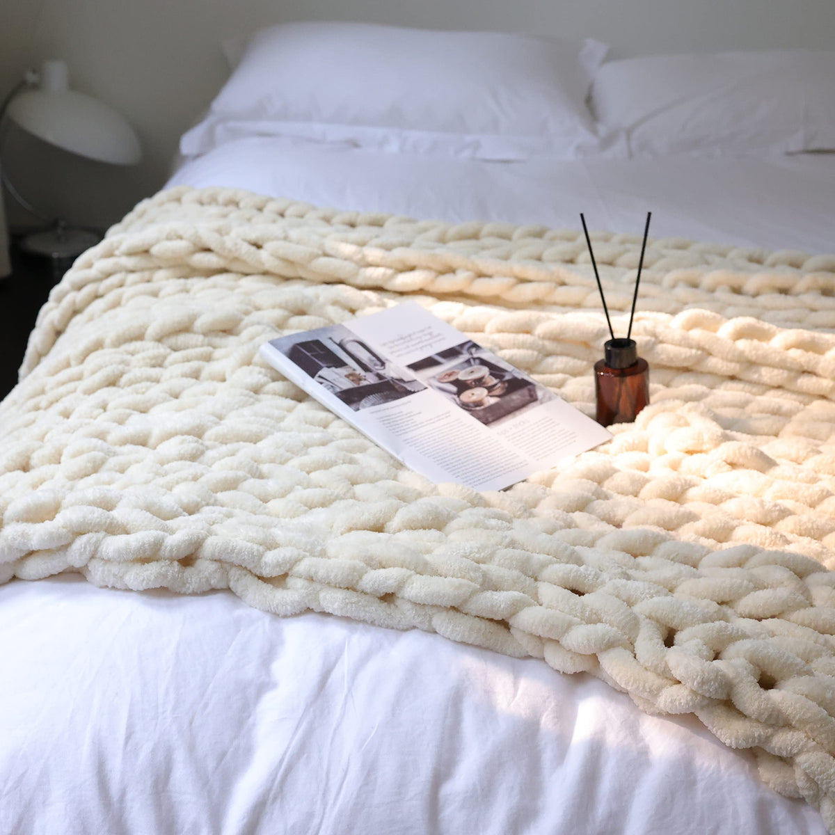 Maetoow Chenille Chunky Knit Blanket Throw （40×50 Inch）, Handmade Warm & Cozy Blanket Couch, Bed, Home Decor, Soft Breathable Fleece Banket,Graduation Gifts, Cream