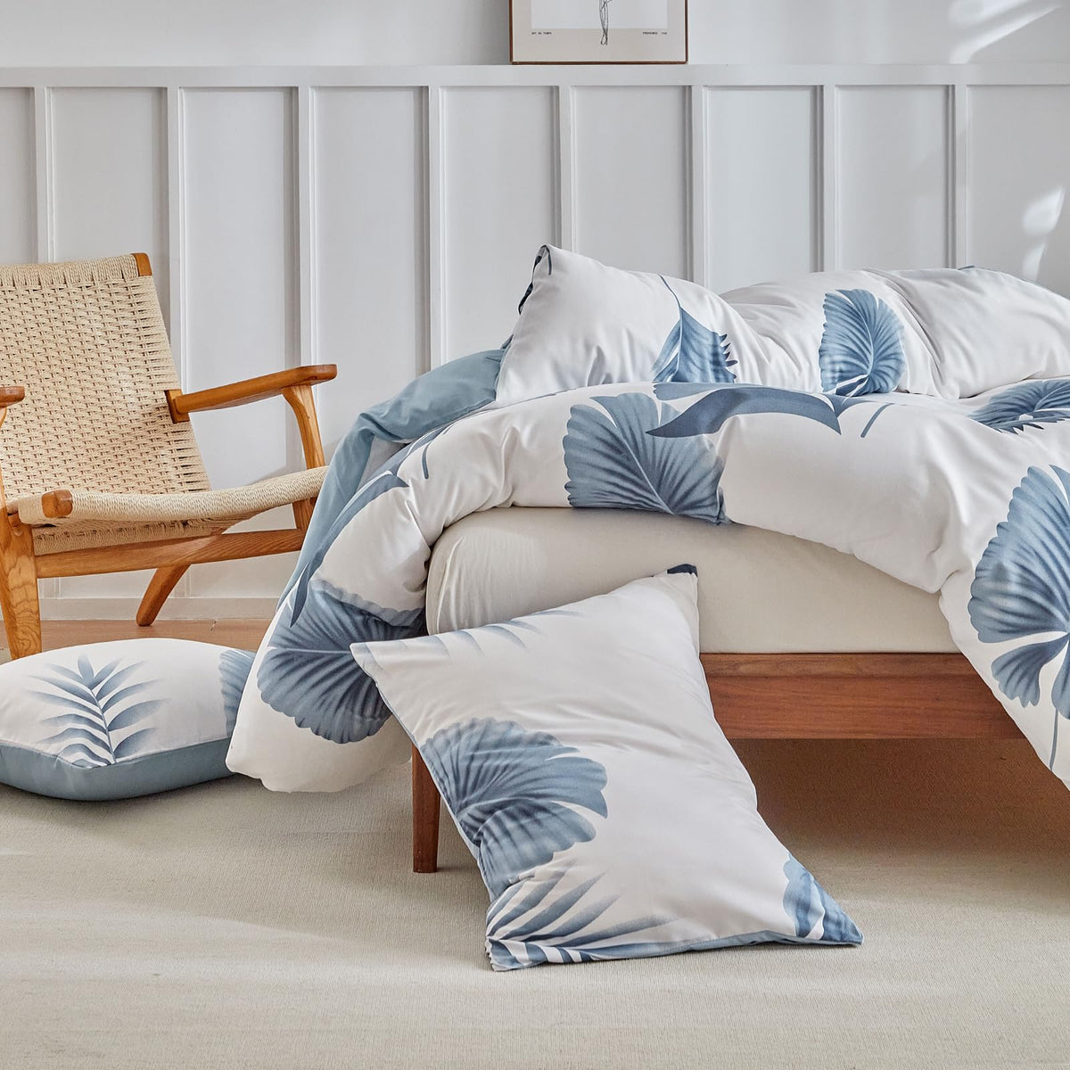 Lekesky Queen Duvet Cover Set, Tropical Blue Palm Pattern Duvet Cover Queen Size, 3 Pieces White Bedding Sets with Zipper, Ultra Soft Microfiber Reversible Floral Queen Size Comforter Cover