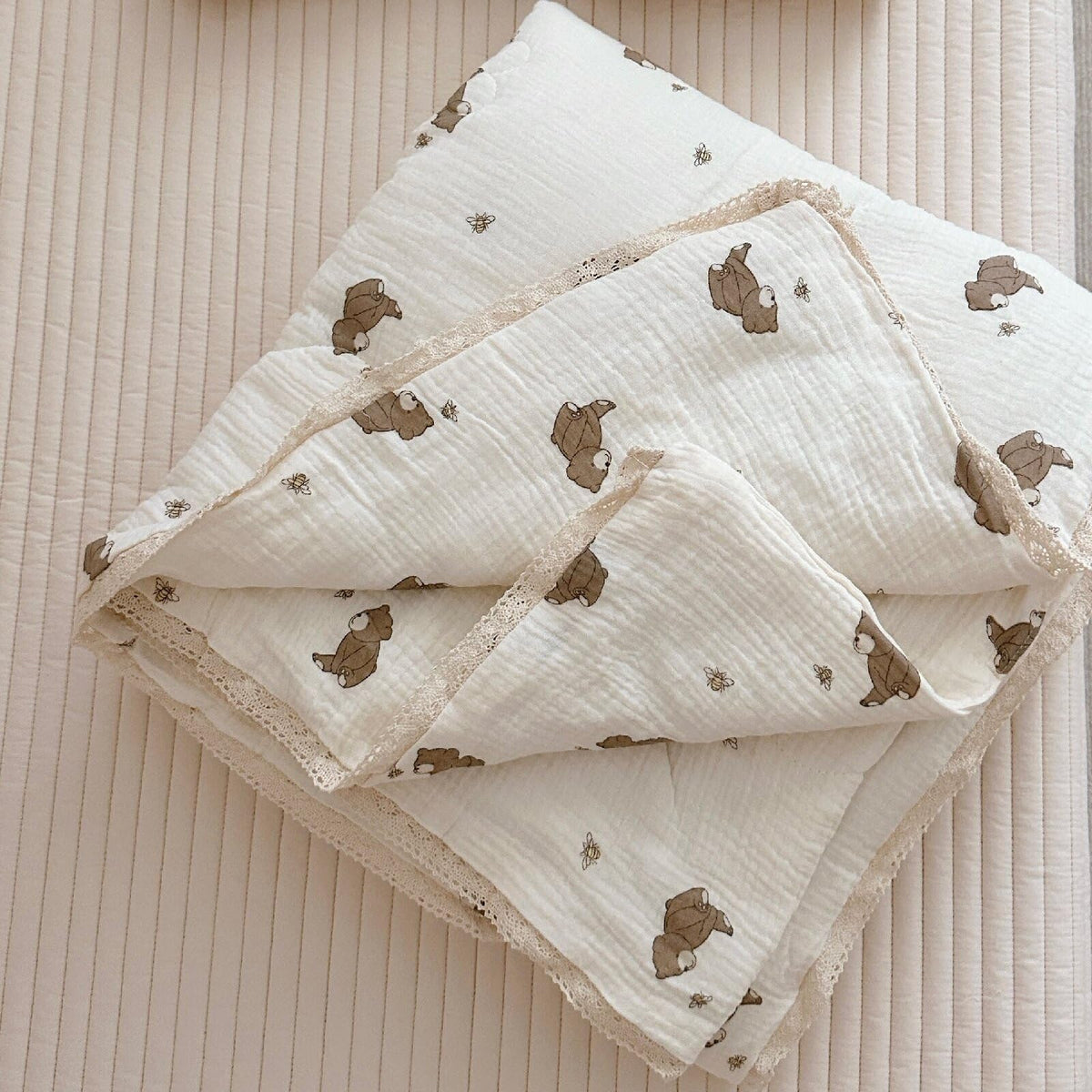 BuLuTu 100% Muslin Toddler Quilt Thin Crib Comforter Girls Boys Quilted Blankets, 47"x59", 1.5 Pounds, Soft Breathable Muslin Cotton Quilts, Bee Bear Pattern, Machine Washable