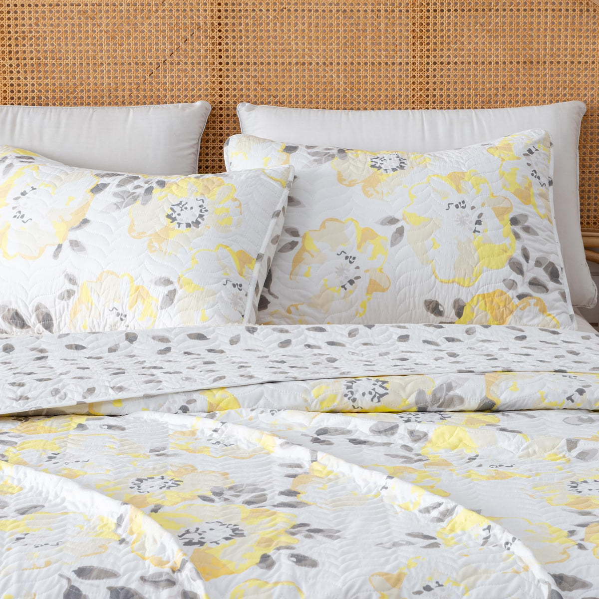 Great Bay Home Floral Twin/Twin XL Quilt Set with Shams, Yellow Floral Bedding Set, All-Season, Lightweight Bedspread. Reversible. Farmhouse Bedding. (Twin/Twin XL, Helene)