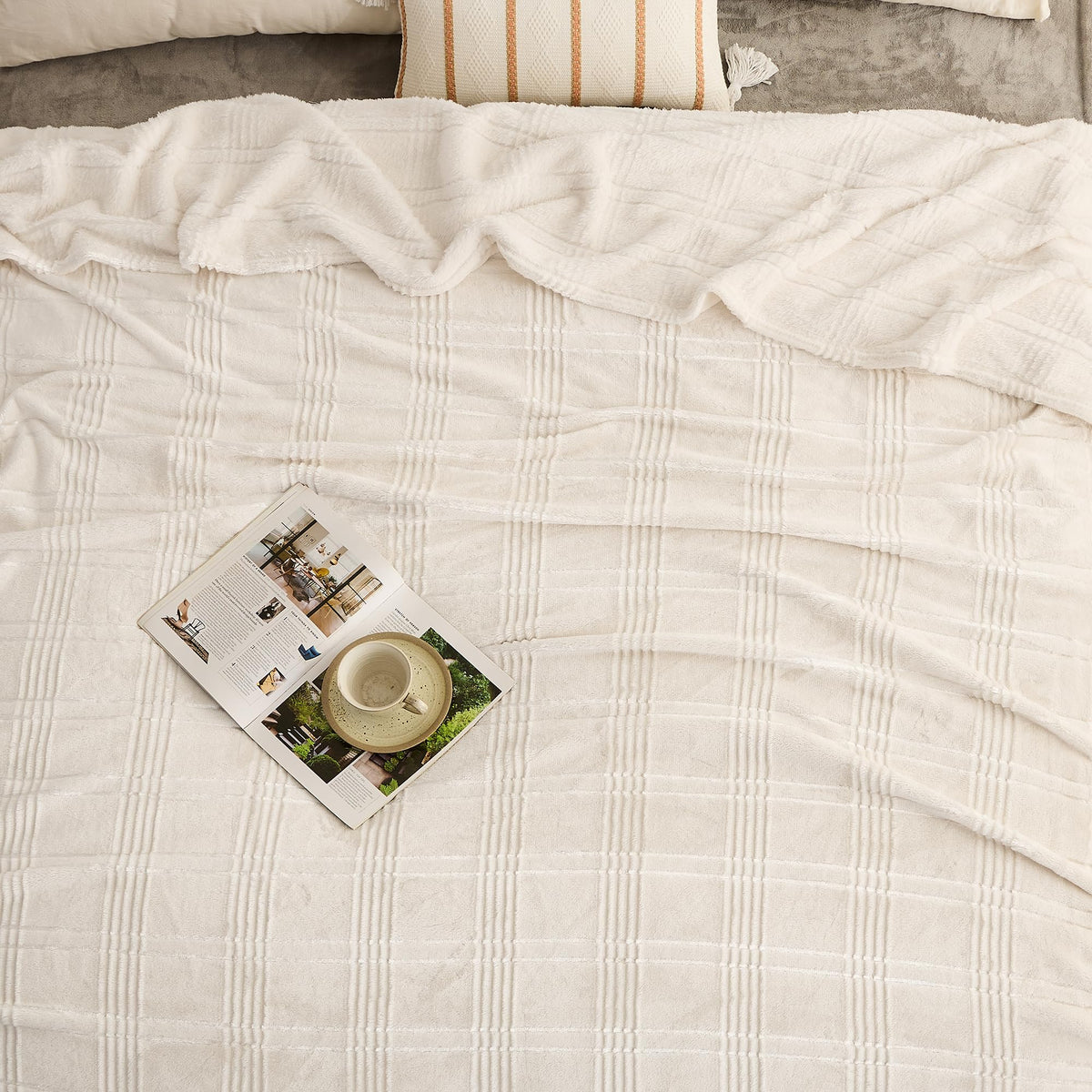 Oversized King Fleece Blanket 120x138 Inches, Seamless Soft Cozy 3D Jacquard Flannel Blanket 10'x11.5' Extra Large for Bed, Sofa, Couch, Travel & Camping, California King Throw, Beige