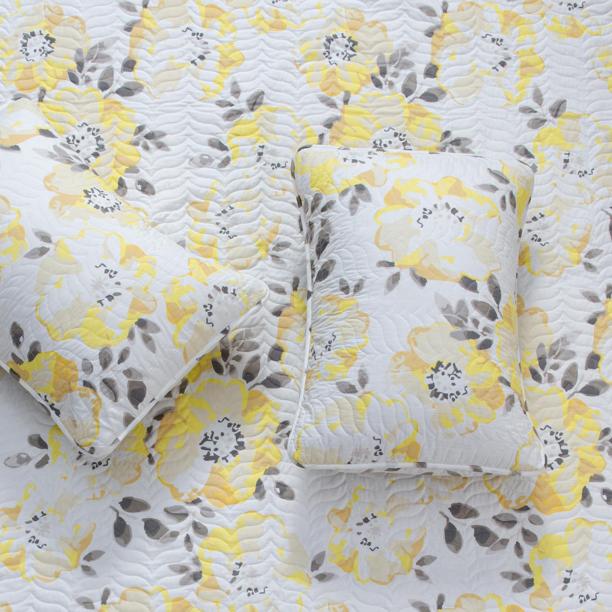 Great Bay Home Floral Twin/Twin XL Quilt Set with Shams, Yellow Floral Bedding Set, All-Season, Lightweight Bedspread. Reversible. Farmhouse Bedding. (Twin/Twin XL, Helene)