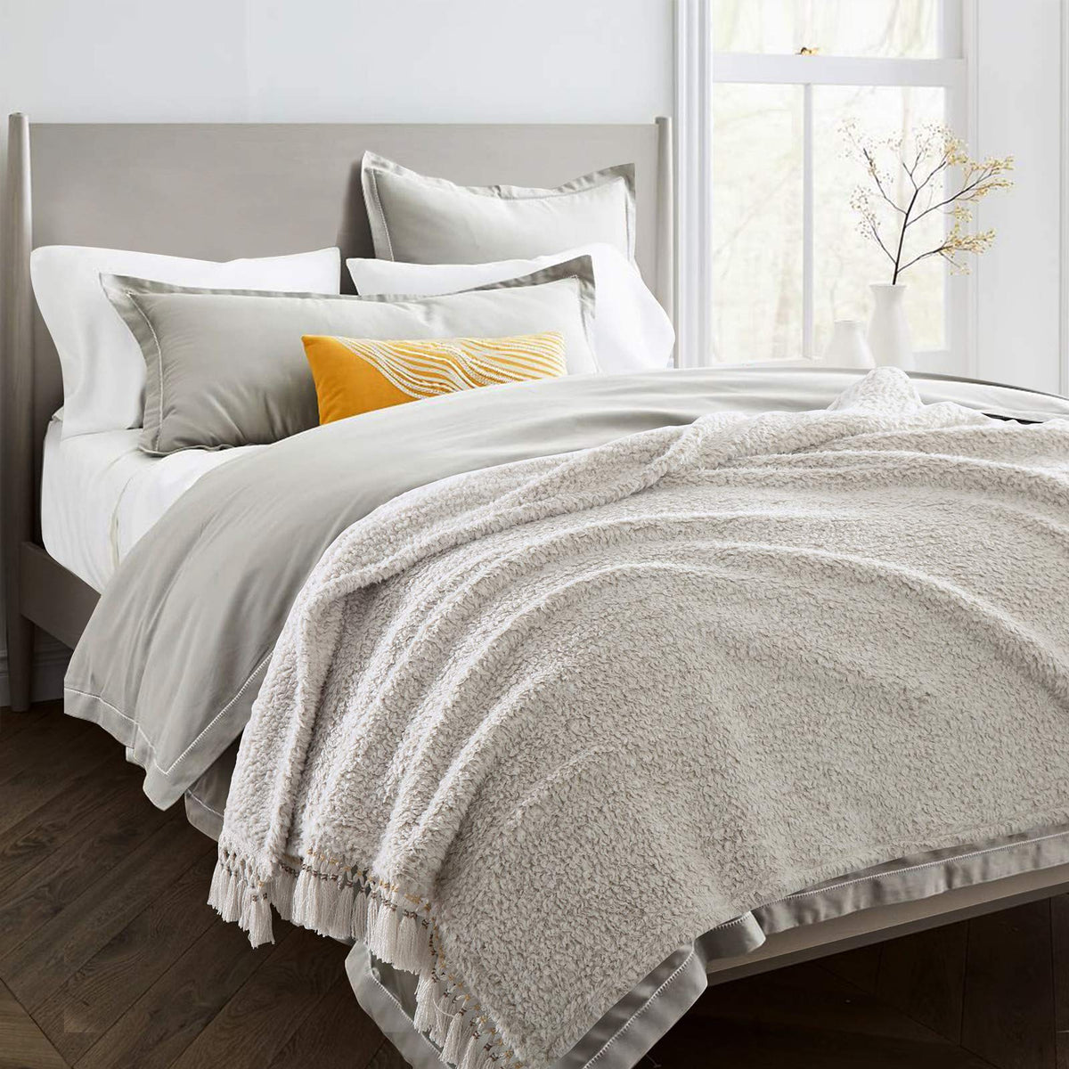 Ultra Soft Cozy Sherpa Throw Blanket with Tassel, Light Weight Warm Decorative 2 Tones Ombre Light Brown Pattern Reversible Boho Style Blanket for Sofa, Couch, Bedroom,Travel, 50”x60”