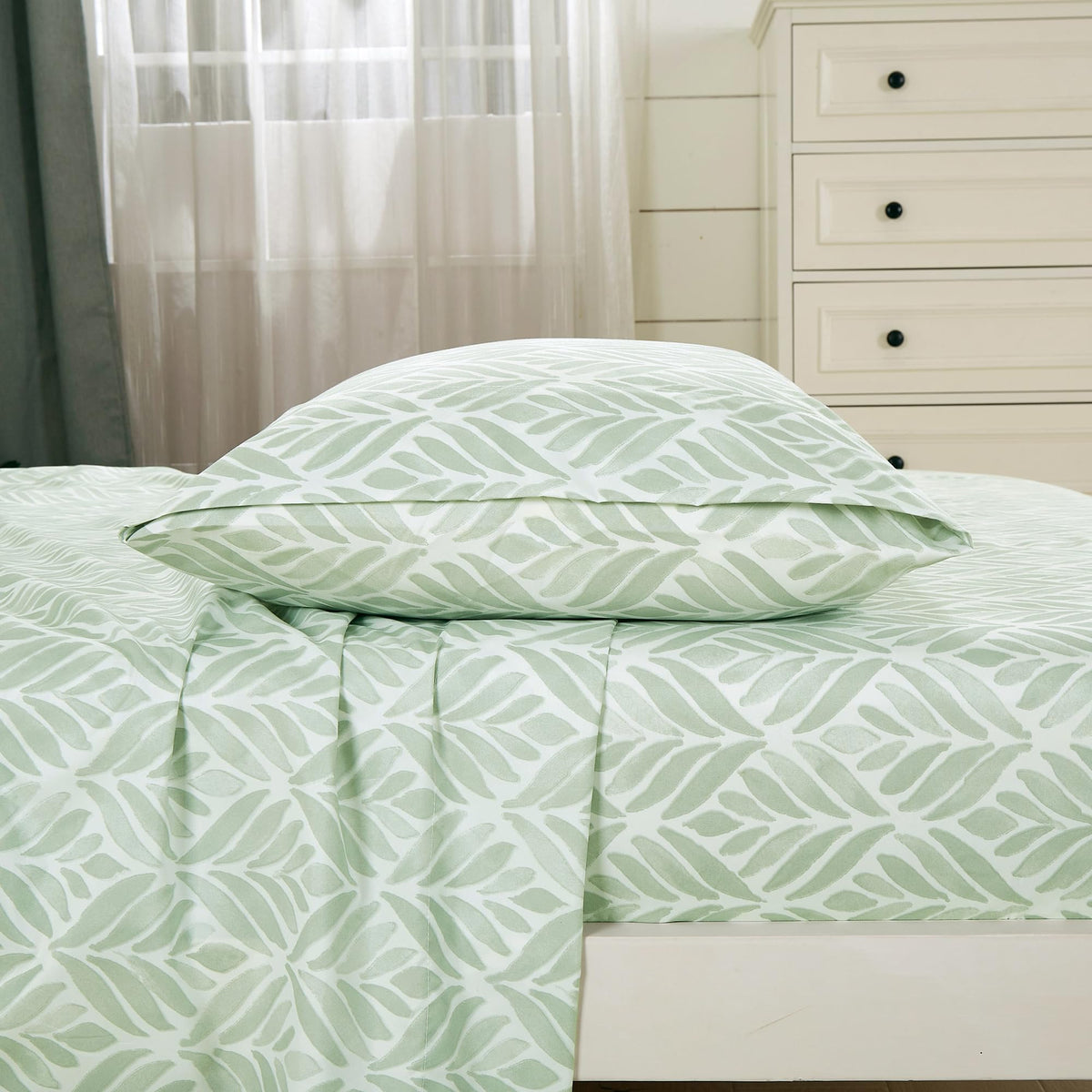 Chezmoi Collection Medina 4-Piece Tranquil Leaf Bed Sheet Set - Soft Green White Leaves Printed Microfiber 14-Inches Deep Pocket Sheets & Pillowcases Set, California King