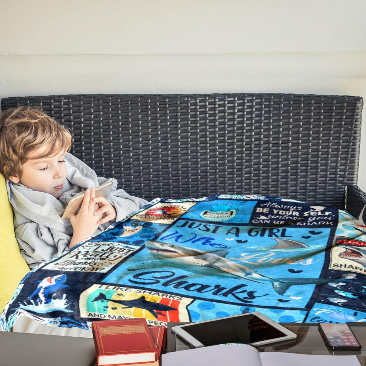 Wxiben Shark Throw Blanket Gifts - Ocean Animals Blanket Gift for Boys Girls Shark Lovers Just a Girl Who Loves Sharks Flannel Throw Blankets Gift for Bed Couch Sofa Living Room 60x50 inches