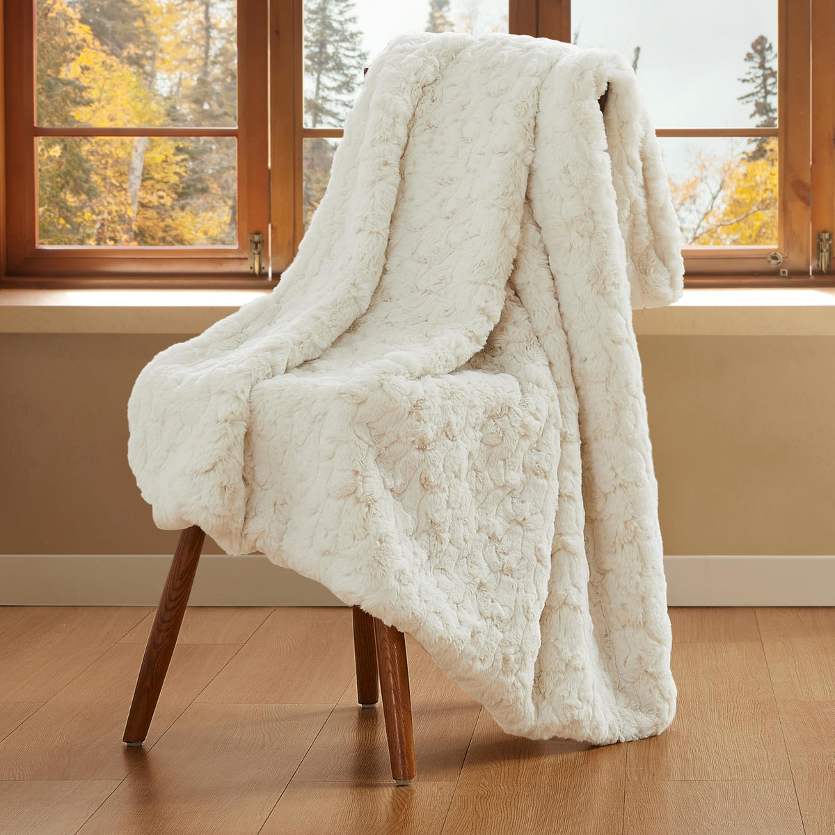 UGG Amanda Faux Fur Throw Blanket, Plush Fluffy Throw Blankets for Couch or Bed Sofa, Soft and Fuzzy Oversized Fur All Seasons Comfort, College Dorm Essentials for Guys, 50x70-inch, Snow (White)