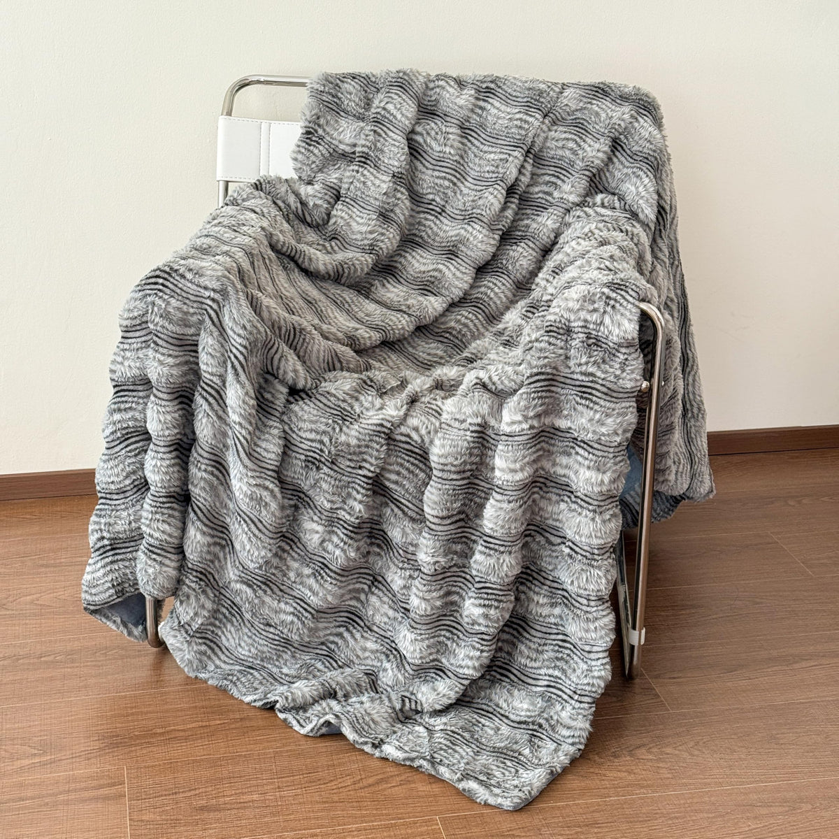 Luxury Wave-Textured Faux Fur Throw Blanket for Couch, Fuzzy Soft Plush Thick Bubble Blanket for Sofa Bedroom Living Room, 50 * 60 Inches