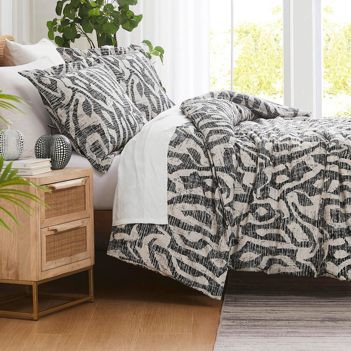 Southshore Fine Living, Inc. Oversized Cal King Duvet Cover Set - Grey California Duvet Cover with Zipper Closure - Pet Hair Resistant Bedding with 2 Pillow Shams, Machine Washable - Khari Slate
