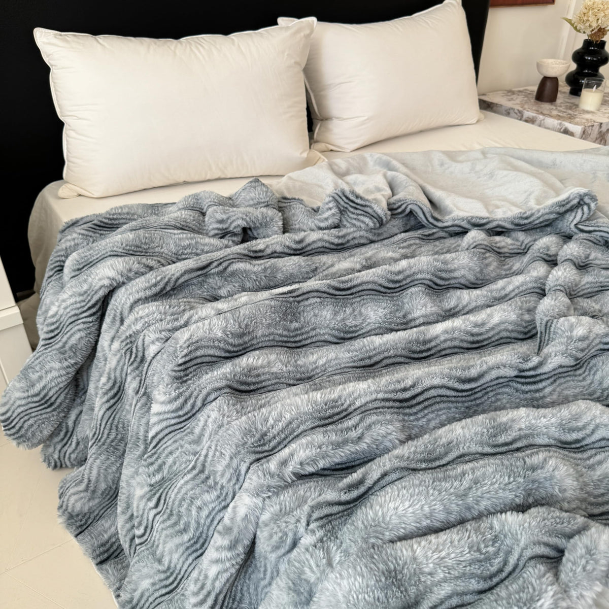 Luxury Wave-Textured Faux Fur Throw Blanket for Couch, Fuzzy Soft Plush Thick Bubble Blanket for Sofa Bedroom Living Room, 50 * 60 Inches