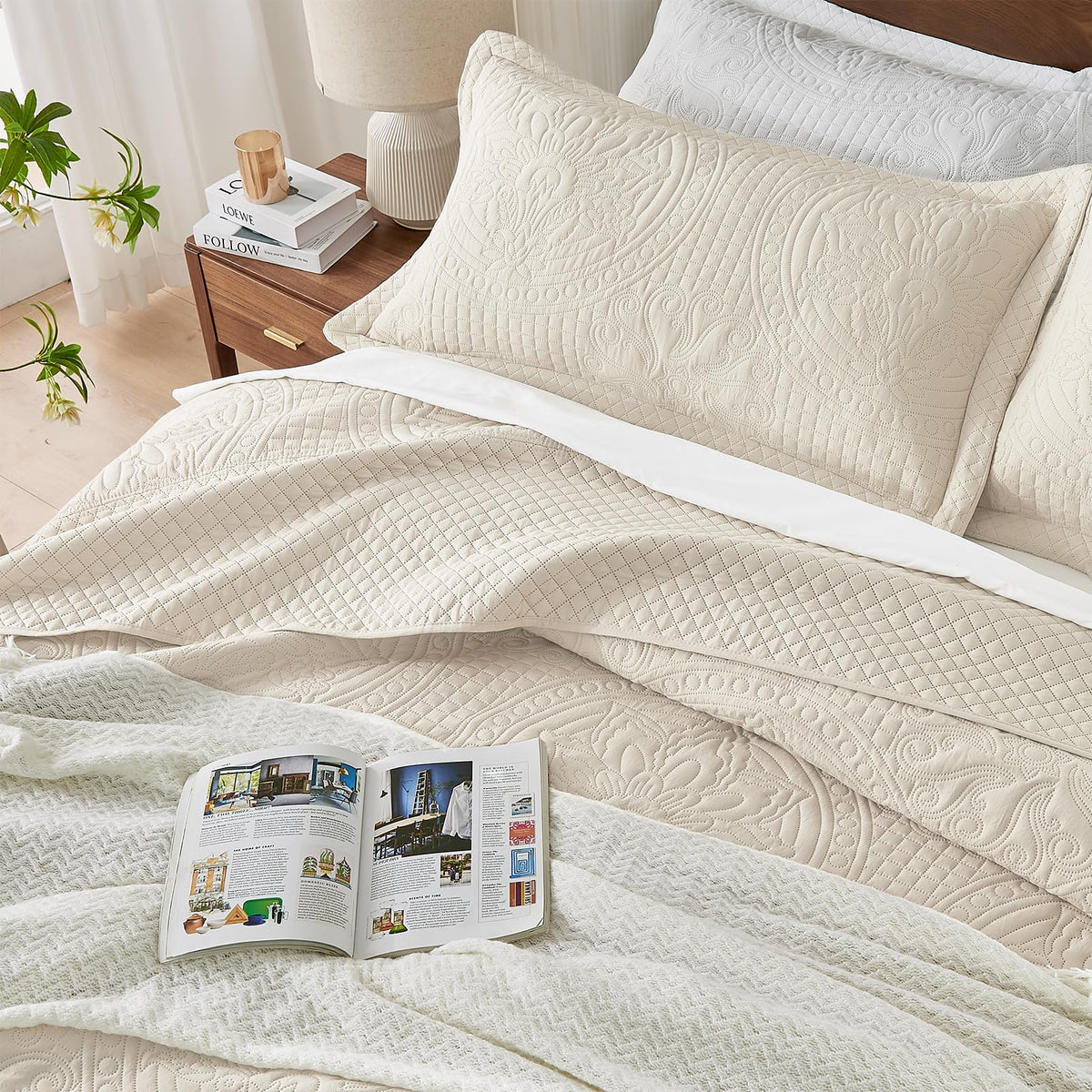 Qucover Oversized King Quilt Bedspread 132x 120, Extra Wide Alaska King Quilt, 3 Piece Soft Microfiber Lightweight Super King Quilts Set, Vintage Persian Pattern, with Pillow Shams, Beige