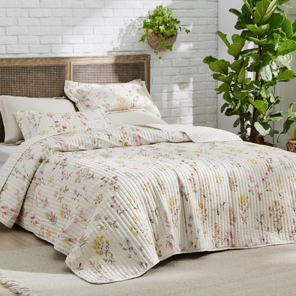 Bedsure Floral Quilt Queen Size - Reversible Botanical Floral Comforter, Spring Lightweight Bedspread Quilt Bedding, Soft Microfiber Coverlet for All Seasons (90"x96")