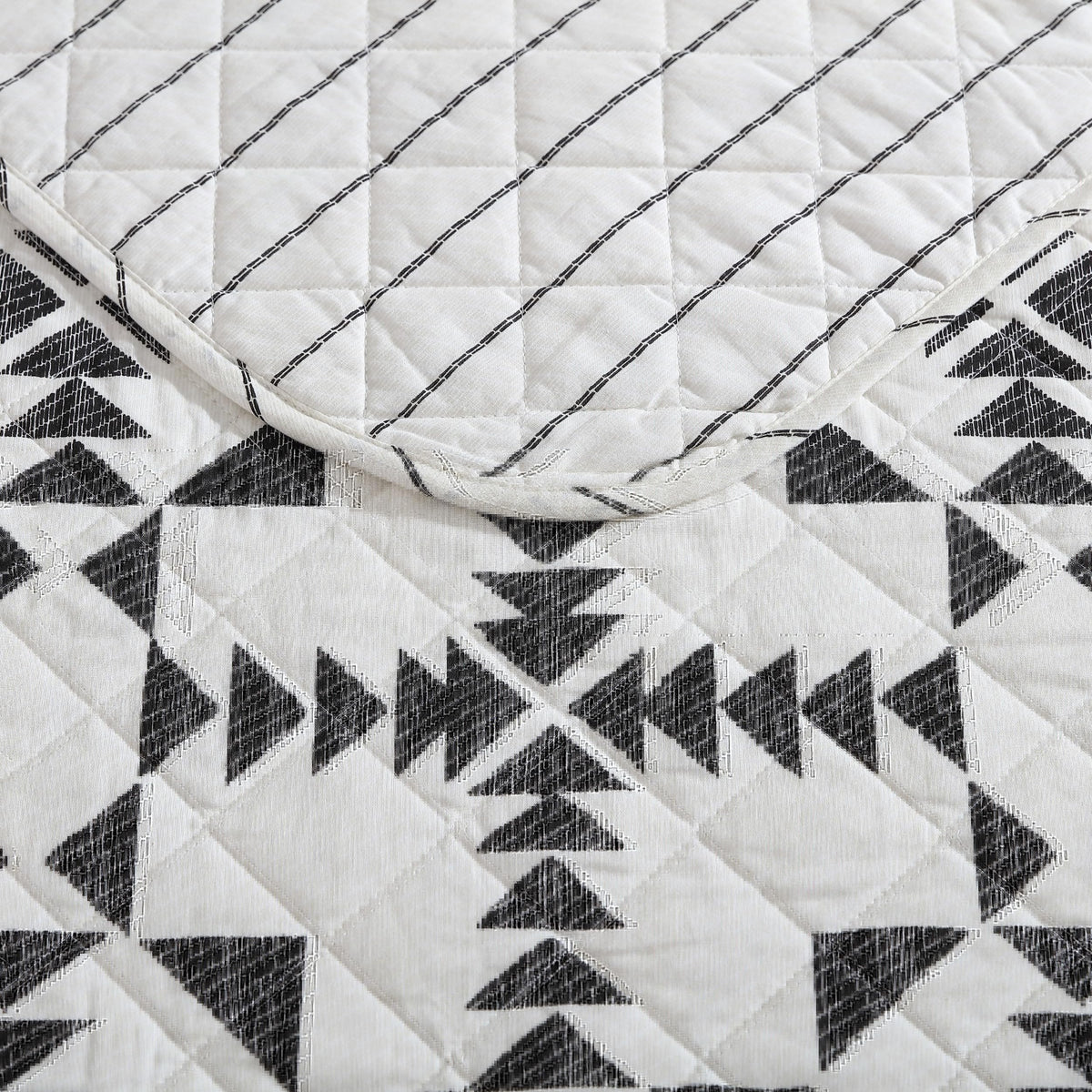 Eddie Bauer - King Quilt Set, Reversible Cotton Bedding with Matching Shams, Luxurious Bedding Set (Arrowhead Charcoal, King)