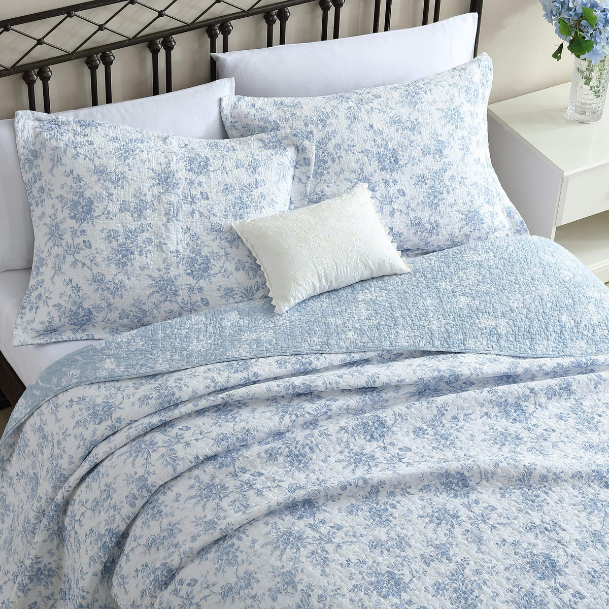 Laura Ashley - Twin Quilt Set, Soft Cotton Bedding with Matching Sham, Reversible Floral Toile Design, Floral Room Decor, Lightweight for Year-Round Layering (Walled Garden Blue)